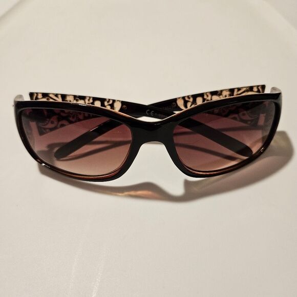 Elegant Black and Gold Floral Sunglasses with Rhinestones - Picture 6 of 8